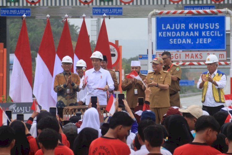 Presiden Ri Joko Widodo menabuh Raja Dol tanda dari diresmikan jalan Tol bengkulu-Taba Penanjung/ist