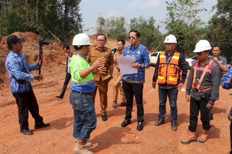 Plt Bupati Muara Enim Ahmad Usmarwi Kaffah, tinjau perkembangan pembangunan jalan khusus Batubara PT RMKE. (ist/RmolSumsel)