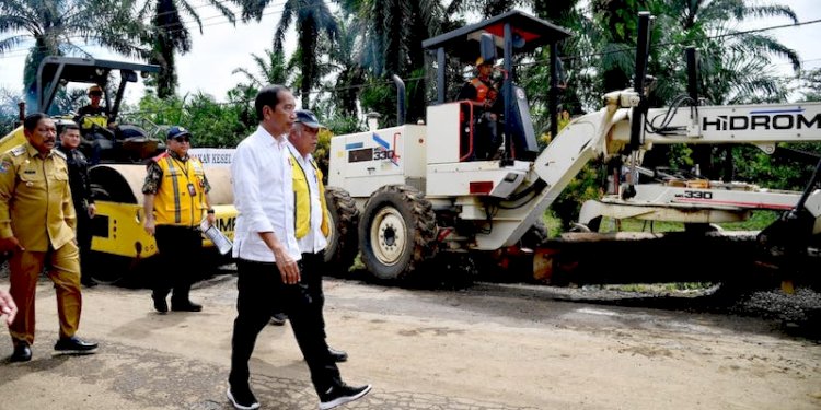 Presiden Jokowi meninjau Jalan Inpres Jalur Kerkap-Tanjung Agung Pali, di Kabupaten Bengkulu Utara dalam kunjungan kerjanya ke Provinsi Bengkulu/Ist