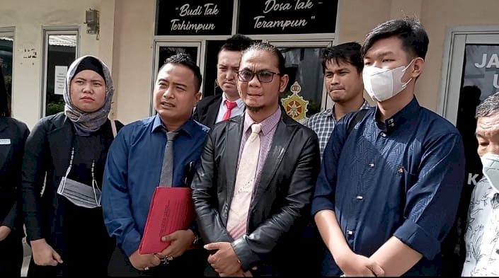 Arya Lesmana Putera (19)korban pengeroyokan seniornya saat kegiatan diksar UKMK Litbang UIN Palembang saat berada di Polda Sumsel usai diperiksa di Polda Sumsel, Senin (10/10/2022). (ist/RmolSumsel.id)