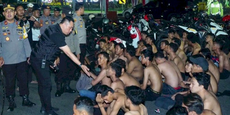 Pesilat diamankan Polrestabes Surabaya karena meresahkan warga/ist