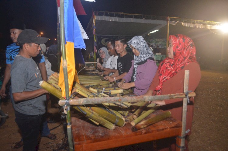 Masyarakat Kampung Kembulau, Desa Kepur, Kecamatan Muara Enim antusias Melemang. (Noviansyah/rmolsumsel.id)