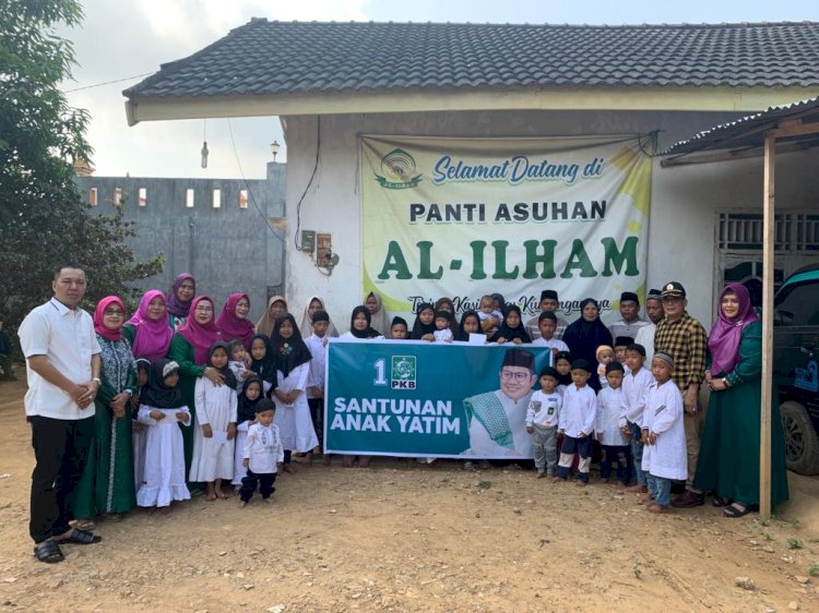 Jajaran Dewan Pengurus Wilayah (DPW) PKB provinsi Sumatera Selatan (Sumsel) saat memberikan bantuan ke Panti Asuhan Al-Ilham di Jalan Sukabangun II Kecamatan Sukarame. (ist/rmolsumsel.id)