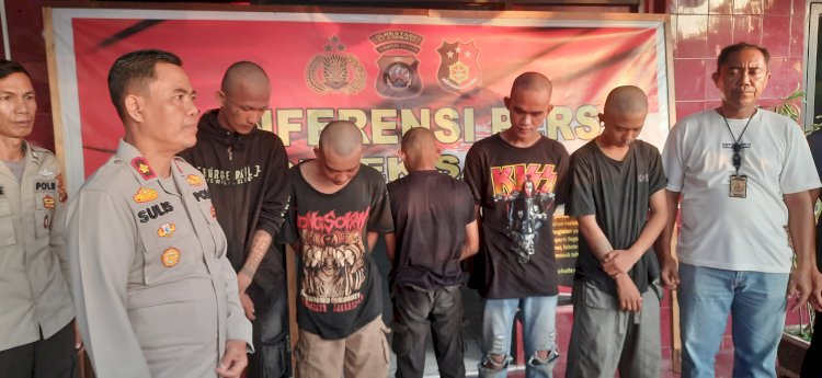 Lima anak punk yang diamankan di Polsek Sako saat dihadirkan dihadapan wartawan. (Fauzi/RmolSumsel.id)