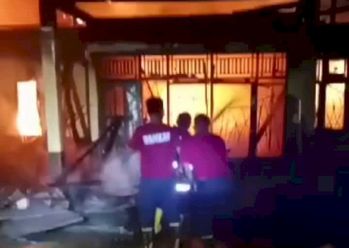 Rumah dinas Dansat Brimob Polda Sumsel terbakar. (ist/RmolSumsel.id)