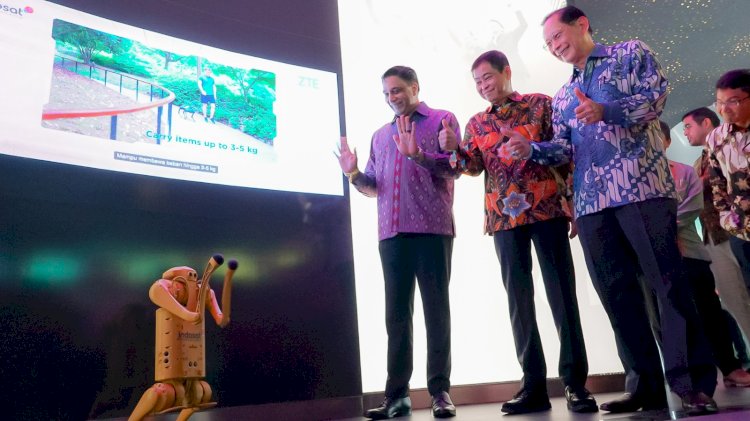 President Director & CEO Indosat Vikram Sinha ( kiri), Ignasius Jonan (tengah), Director South East Asia & South Asia Region Platform & Ecosystems Google Mahir Sahin (paling kiri), saat Peresmian Indosat Marvelous Xperience Center di Jakarta/ist