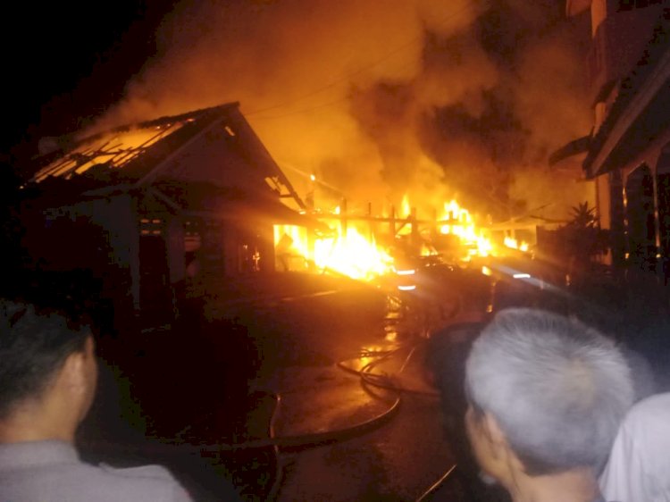 Kebakaran panglong kayu di Jalan Imam Bonjol Desa Air Paoh, Kecamatan Baturaja Timur, Kabupaten OKU, Senin (24/7), sekitar pukul 04.00 WIB. (Ist/RmolSumsel.id)