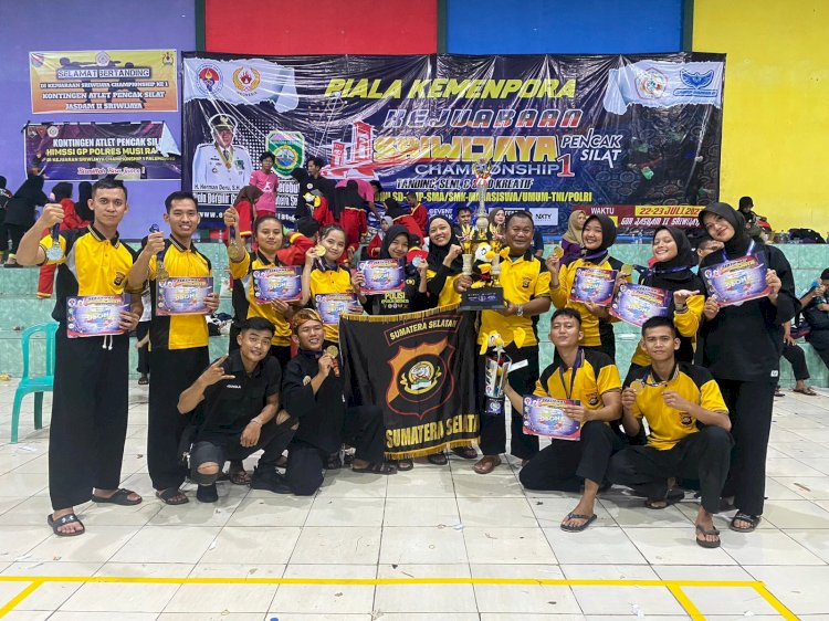 Peserta kejuaraan pencak silat dari Polda Sumsel berfoto bersama usai dinobatkan sebagai juara umum. (ist/RmolSumsel.id)