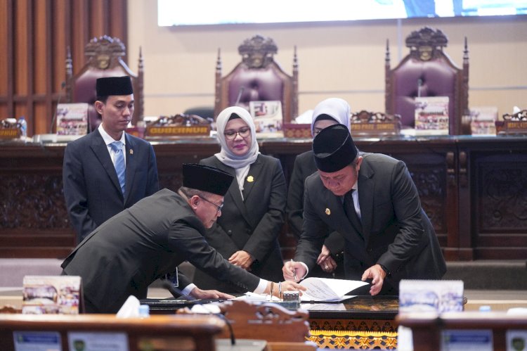 Penandatanganan Nota Kesepakatan bersama terkait Kebijakan Umum APBD (KUA) serta Prioritas dan Plafon Anggaran Sementara (PPAS) APBD Sumsel Tahun Anggaran (TA) 2024. (ist/rmolsumsel.id)