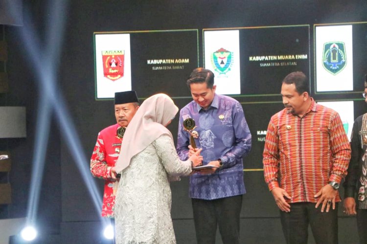 Bupati Muara Enim, Ahmad Usmarwi Kaffah saat menerima penghargaan Anugerah KPAI 2023. (ist/rmolsumsel.id)