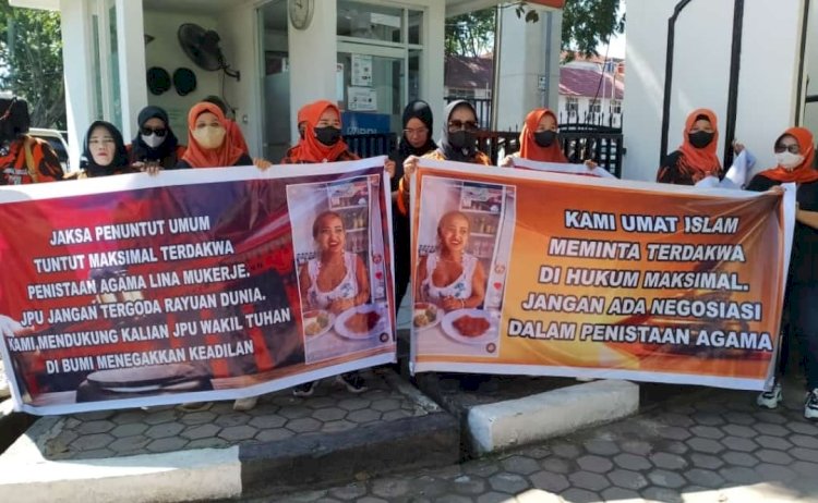 Aksi emak-emak di Pengadilan Negeri Palembang/ist