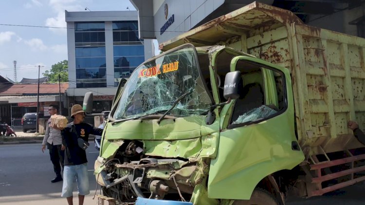 Kondisi Dump Truk yang mengalami kecelakaan di Jalan Letjen Harun Sohar depan Asrama Haji Palembang/ist