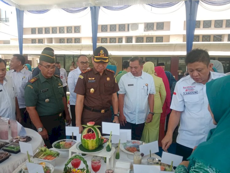 Bupati OKU Timur Lanosin Hamzah saat menghadiri lomba Copta Menu Beragam, Bergizi, Seimbang dan AMan (B2SA). (Amizon/RmolSumsel.id)