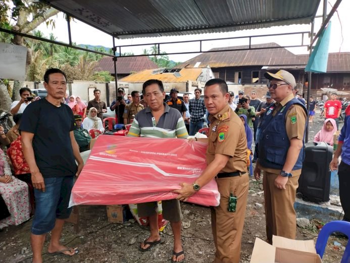 Sekda memberikan bantuan kepada para korban kebakaran. (Salim/RmolSumsel.id)