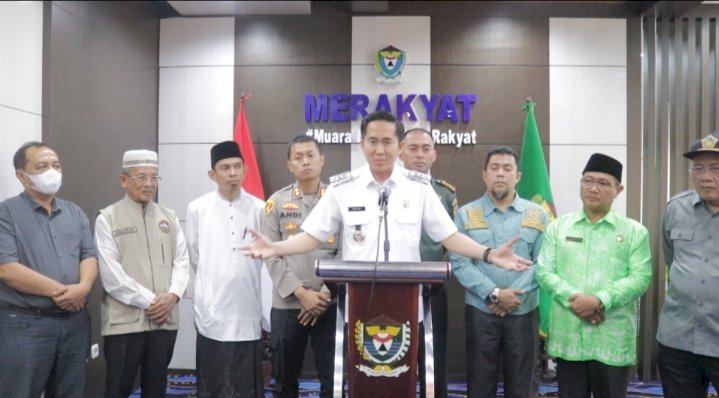 Pelaksana Tugas (Plt) Bupati Muara Enim, Ahmad Usmarwi Kaffah saat memberikan klarifikasi terkait pertunjukan marawis diacara peresmian gereja. (ist/RmolSumsel.id)