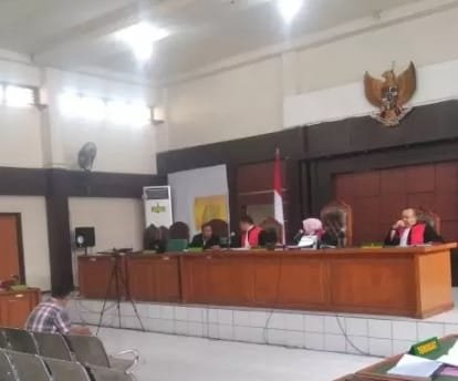 Majelis Hakim yang diketuai Hakim Misrianti SH MH, JPU Kejari Ogan Komering Ulu (OKU) menuntut 4 tahun penjara terdakwa mantan kades Bindu Kecamatan Peninjauan OKU Saherman, di PN Tipikor Palembang, Kamis (26/).(ist/rmolsumsel.id)   