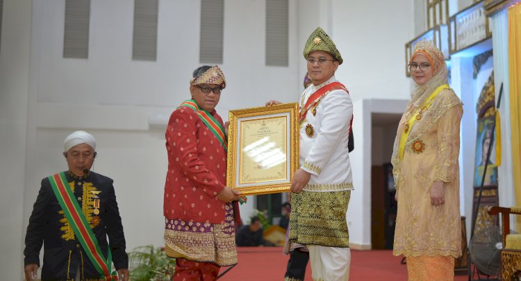 Wakil Ketua DPRD Sumsel Giri Ramanda dianugerahi gelar adat dari   Kesultanan Palembang Darussalam/ist