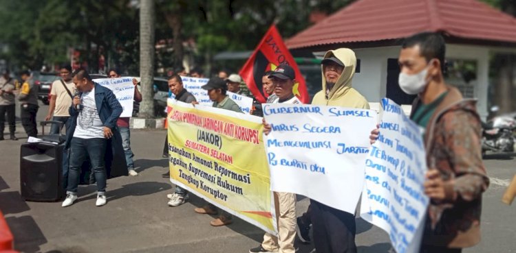 Puluhan massa yang tergabung dalam Dewan Pimpinan Jaringan Anti Korupsi (Jakor) menggelar aksi demo di kantor Gubernur Sumatera Selatan /ist