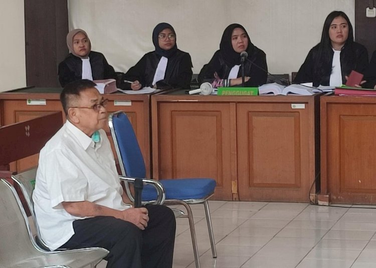 Terdakwa Iriadi saat menjalani sidang di Pengadilan Tipikor Palembang/ist