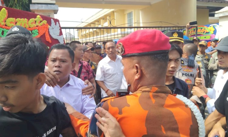Pemuda FPR OKU yang hendak menyampaikan aspirasi namun dihalangi patugas/Foto:Amizon