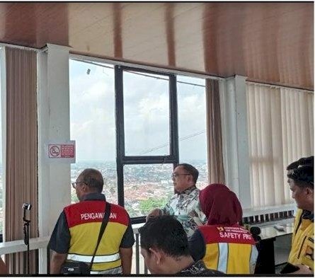 Anggota Komisi V DPR RI Eddy Santan Putra saat meninjau di Menara tower jembatan Ampera Palembang, Sabtu (29/7)  (ist/rmolsumsel.id)