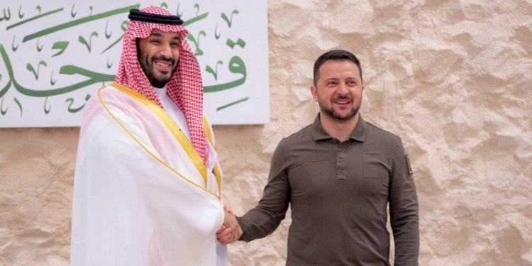 Putra Mahkota Arab Saudi, Mohammed bin Salman dan Presiden Ukraina Volodymyr Zelensky, dalam KTT Arab di Jeddah, pada 19 Mei 2023/SPA