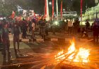 Teriakkan Jokowi Musuh, Ribuan Massa Buruh Mulai Bakar-bakaran di Patung Kuda