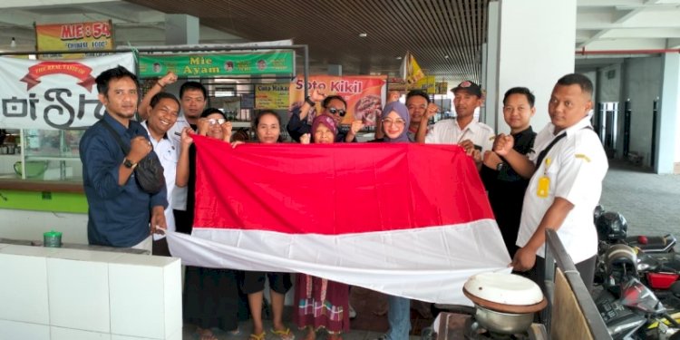 JMSI Bojonegoro dan IPSI Bojonegoro membagikan Bendera Merah Putih kepada masyarakat/Ist