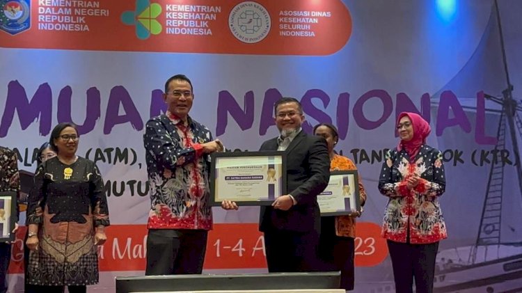 Pemberian penghargaan kepada PT SBS atas kontribusinya dalam penanggulangan Aids, TBC dan Malaria di Kabupaten Muara Enim melalui program CSR. (ist/rmolsumsel.id)