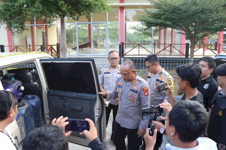 Kapolres OKU, AKBP Arif Harsono menunjukan mobil yang dipakai untuk mengangkut BBM ilegal/Foto:Amizon