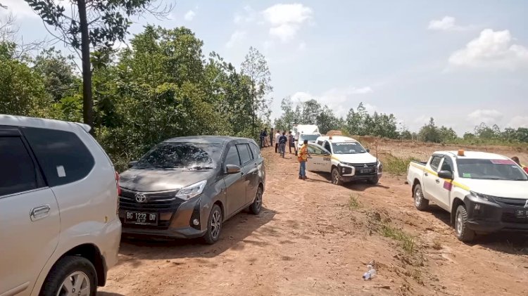 Kelompok tani Sama Jaya Desa Tanjung Raja, Muara Enim tinjau lokasi lahan mereka yang diduga diserobot PT Bukit Asam. (Noviansyah/RmolSumsel.id)