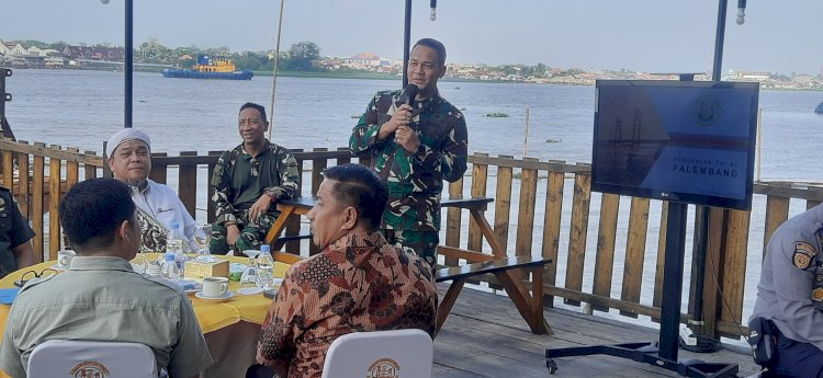 Danlanal Palembang Kolonel Laut (P) Sandy Kurniawan menyampaikan rencana pembangunan dermaga getek di kampung bahari 1 Ilir . (Fauzi/RmolSumsel.id)