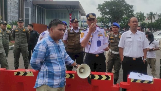  Puluhan massa yang terdiri dari aktivis dan mahasiswa yang tergabung dalam forum aktivis PALI melakukan demontrasi di Kantor Gubernur Sumsel/ist