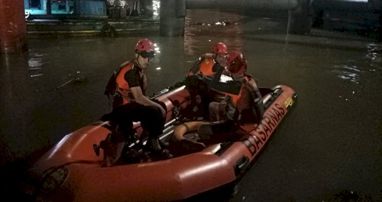 Basarnas melakukan penyisiran di Sungai Musi dalam pencarian korban tenggelam/ist