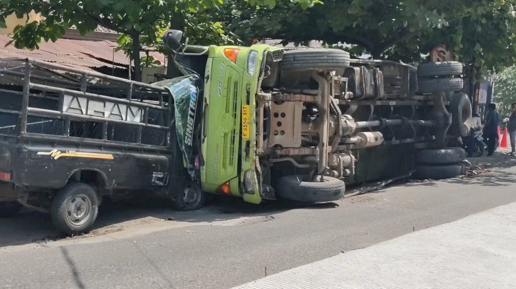 Kondisi Truk Tangki pengangkut minyak CPO terguling di Jalan Dr M Isa Palembang. (Fauzi/RmolSumsel.id)