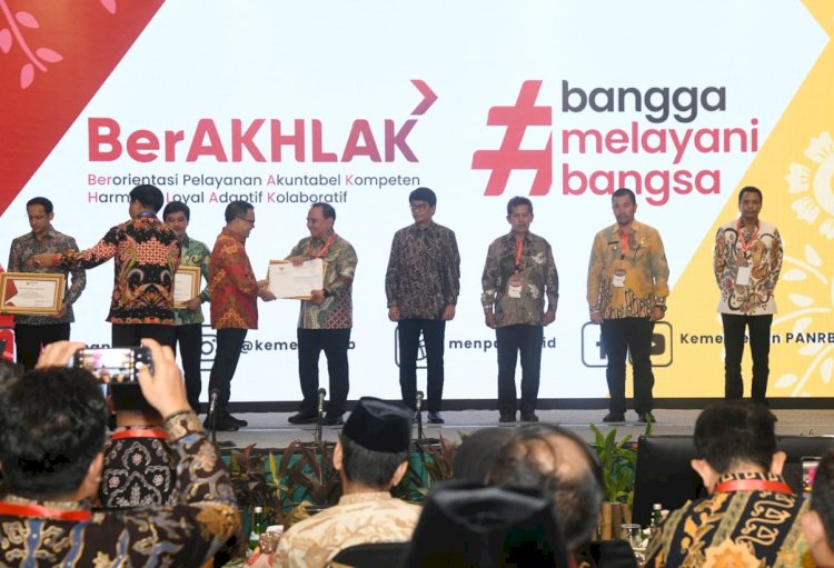 Kementerian Hukum dan HAM (Kemenkumham) menerima penghargaan dari Kementerian Pendayagunaan Aparatur Negara dan Reformasi Birokrasi (KPAN-RB) sebagai Instansi Pemerintah dengan Tata Kelola Pengadaan Aparatur Sipil Negara (ASN) Terbaik. (dok. Humas KemenkumHAM)