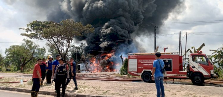 Kebakaran gudang penimbunan BBM di Ogan Ilir. (ist/RmolSumsel.id)