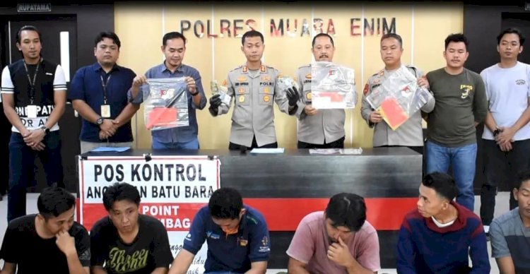    Sebanyak delapan orang Lembaga Swadaya Masyarakat (LSM) ditangkap Polres Muara Enim lantaran telah memalak mobil truk pengangkut batubara yang melintas di sepanjang jalan lintas Sumatera.