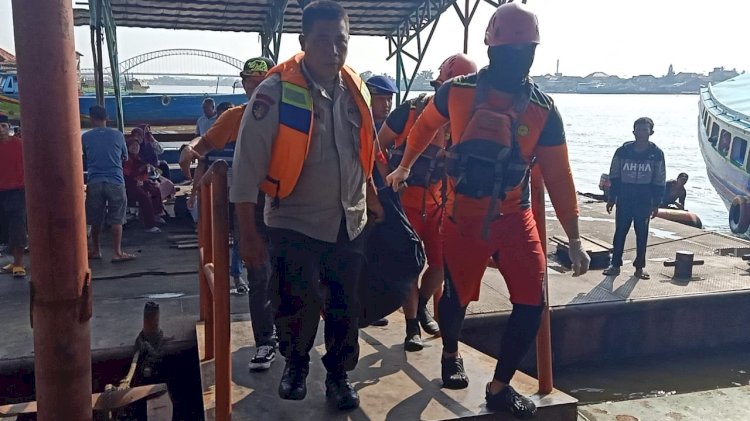 Evakuasi jenazah Aldi yang tengelam di Sungai Musi usai sampan yang ditumpanginya ditabrak tugboat penarik tongkang batubara. (ist/RmolSumsel)