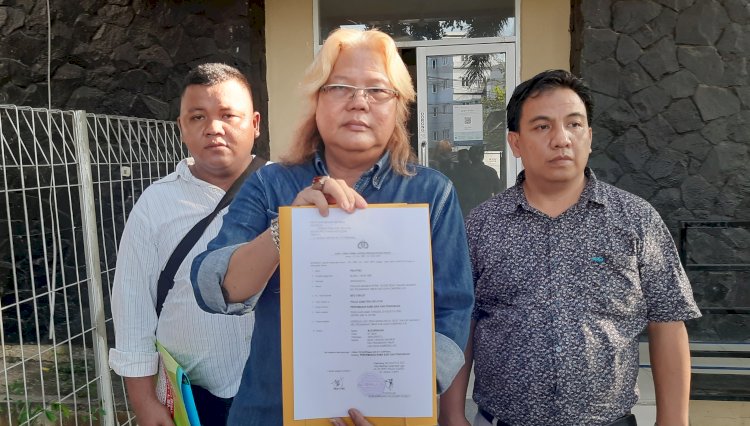  David Sanaki SH, Lani Nopriansyah SH dan Solihin SH dari LBH Merah Putih menunjukkan bukti laporan polisi dihadapan wartawan/Foto:RMOL