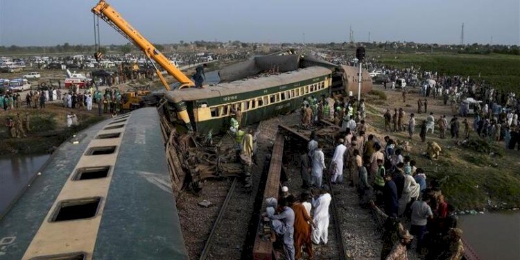 Sebuah derek saat membersihkan rel kereta setelah puluhan gerbong tergelincir di kota Sarhari di distrik Sanghar, provinsi Sindh, Pakistan, pada 6 Agustus 2023/Net