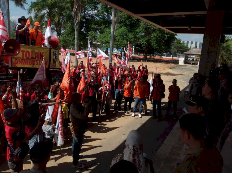 Ratusan eks karyawan PTPN 7 melakukan demo dikantor DPRD Sumatera Selatan (Sumsel) , Senin (7/8). (Dudy Oskandar/rmolsumsel.id)