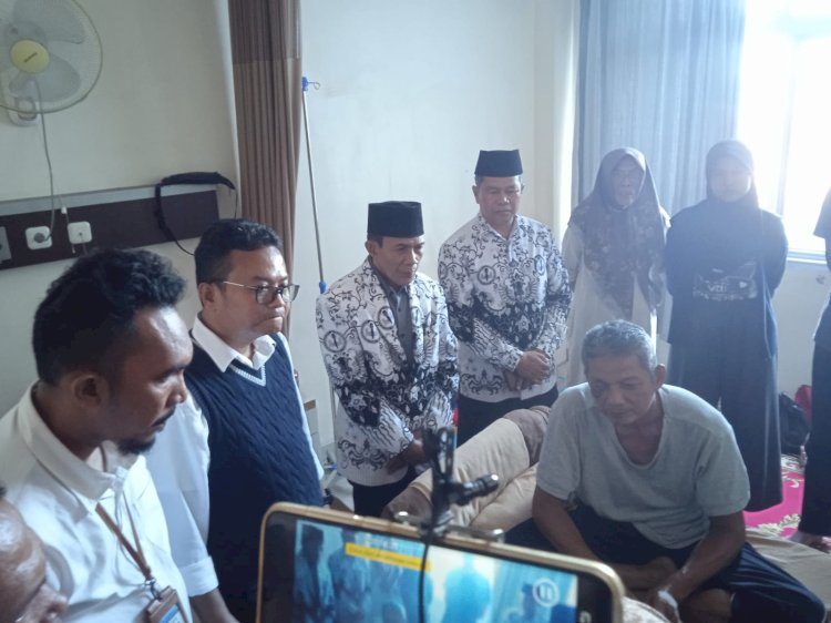  Dirjen Guru Pendidikan Menengah dan Pendidikan Khusus yakni Putra Asga Elevri menjenguk Zuharman/ist