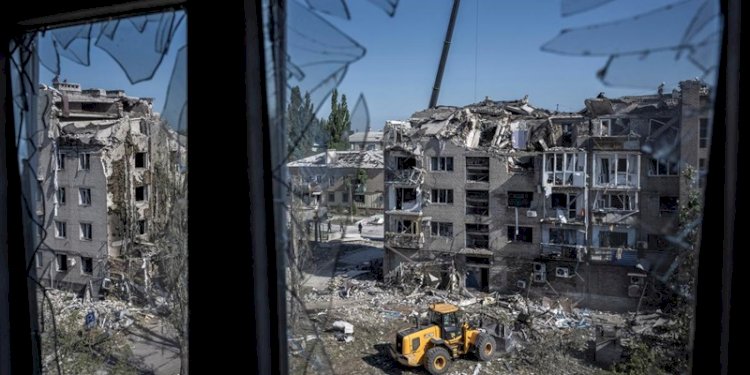 Tim penyelamat bekerja dengan alat berat, di lokasi bangunan yang hancur akibat serangan rudal Rusia, di tengah serangan Rusia ke Ukraina, di Pokrovsk, wilayah Donetsk, Ukraina 8 Agustus 2023/Net