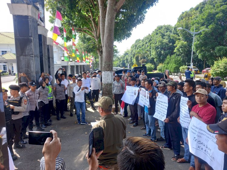 Demo di Kejaksaan Negeri kota Pagaralam, dimana seorang pelaku pencabulan mengaku bahwa telah diintimidasi oleh Jaksa Pentuntut Umum (JPU), Rabu (9/8). (Taufik/RMOLSumsel.id)