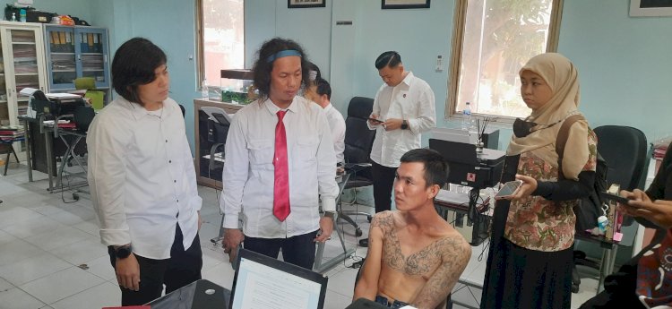 Zunaidi pelaku Jukir liar yang peras dan paksa pengendara mobil dibawah jembatan Ampera saat menjalani pemeriksaan di ruang unit 1 Subdit III Jatanras Ditreskrimum Polda Sumsel. (Fauzi/RmolSumsel.id)