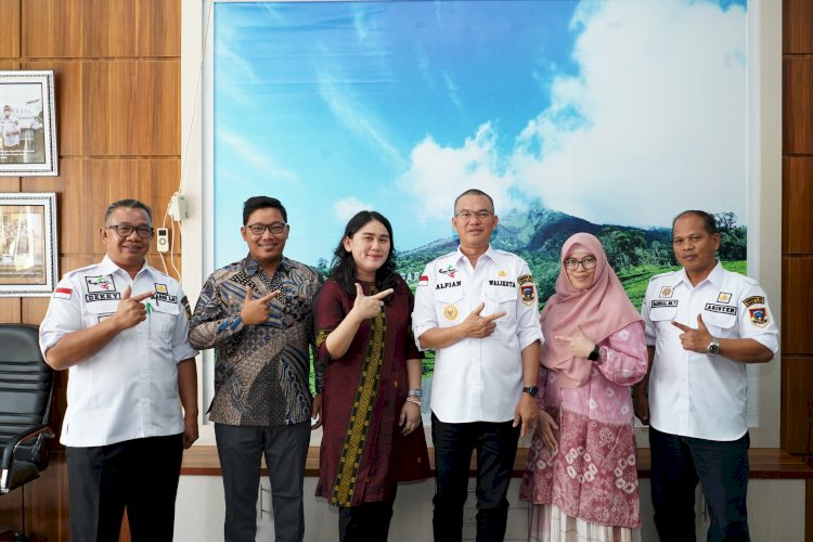 Tim Peneliti Politeknik Sriwijaya foto bersama Walikota Pagar Alam, Alpian Maskoni. (ist/rmolsumsel.id) 