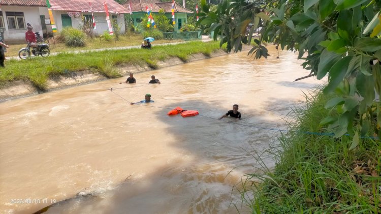 Pencarian bocah yang tenggelam di  saluran irigasi Bendungan Komering (BK) 16 Desa Petanggan, Kecamatan Belitang Mulya, Kabupaten OKU Timur, Sumatera Selatan. (Amizon/RmolSumsel.id)