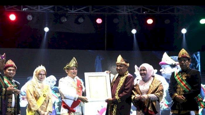 Bupati Halmahera Selatan Usman Sidik diberi gelar Pangeran Adipati Usman Siddik" dari Kesultanan Palembang pada pembukaan Festival Marabose 2023, Selasa (8/8) malam.(ist/rmolsumsel.id)
