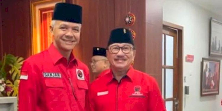 Sestama Basarnas periode 2009-2015 Max Ruland Boseke (kanan) bersama Ganjar Pranowo saat menghadiri Rakernas PDIP, Juni 2023/Net